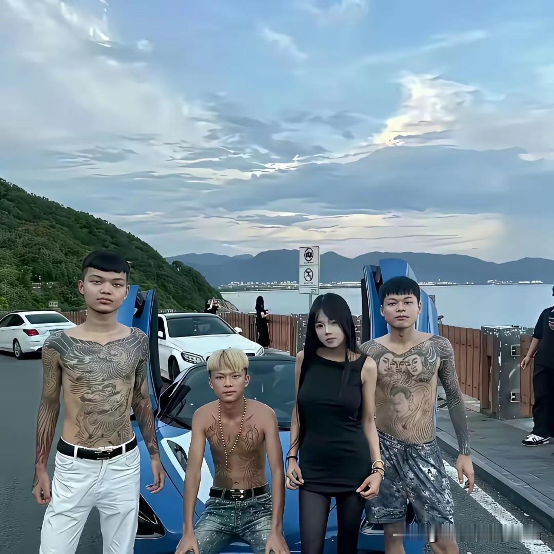 你们猜，这三个男孩子中，谁才是中间那女孩的男朋友？