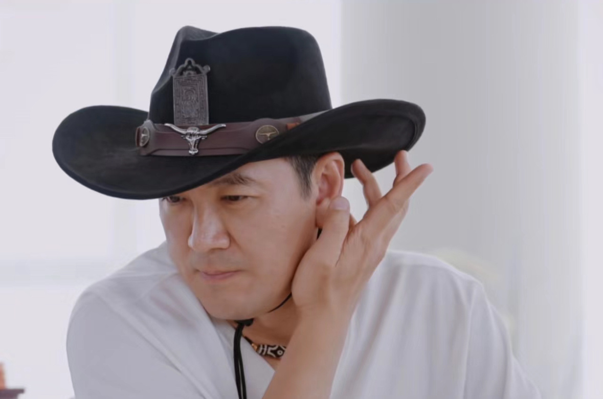杨子骑老奶奶过马路 哈哈哈～杨子这状态真心让人笑不活了，自己cue自己，都能松弛