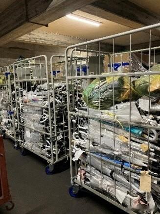 【JR西日本将无人认领遗失雨伞再利用】JR西日本宣布，将原本因保管期限届满、无人