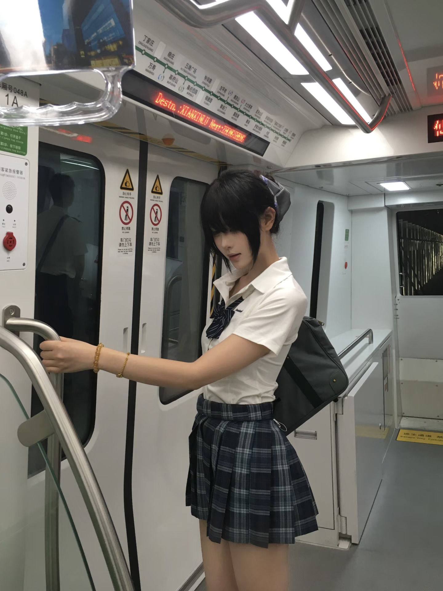 坐地铁偶遇学姐了…