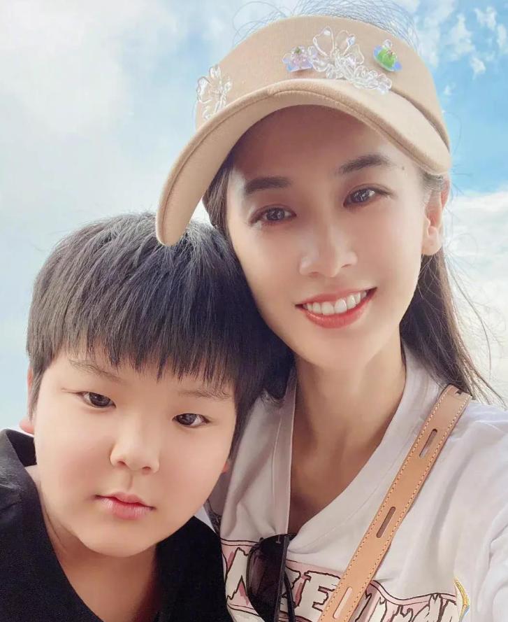 黄圣依偏爱二儿子，

说到底还是妈妈滤镜太明显了

黄圣依看二儿子杨安麟的眼神真