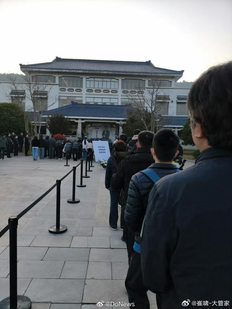 张雪-边上一人没有张雪峰-边上都是人两位都非常NB👍 