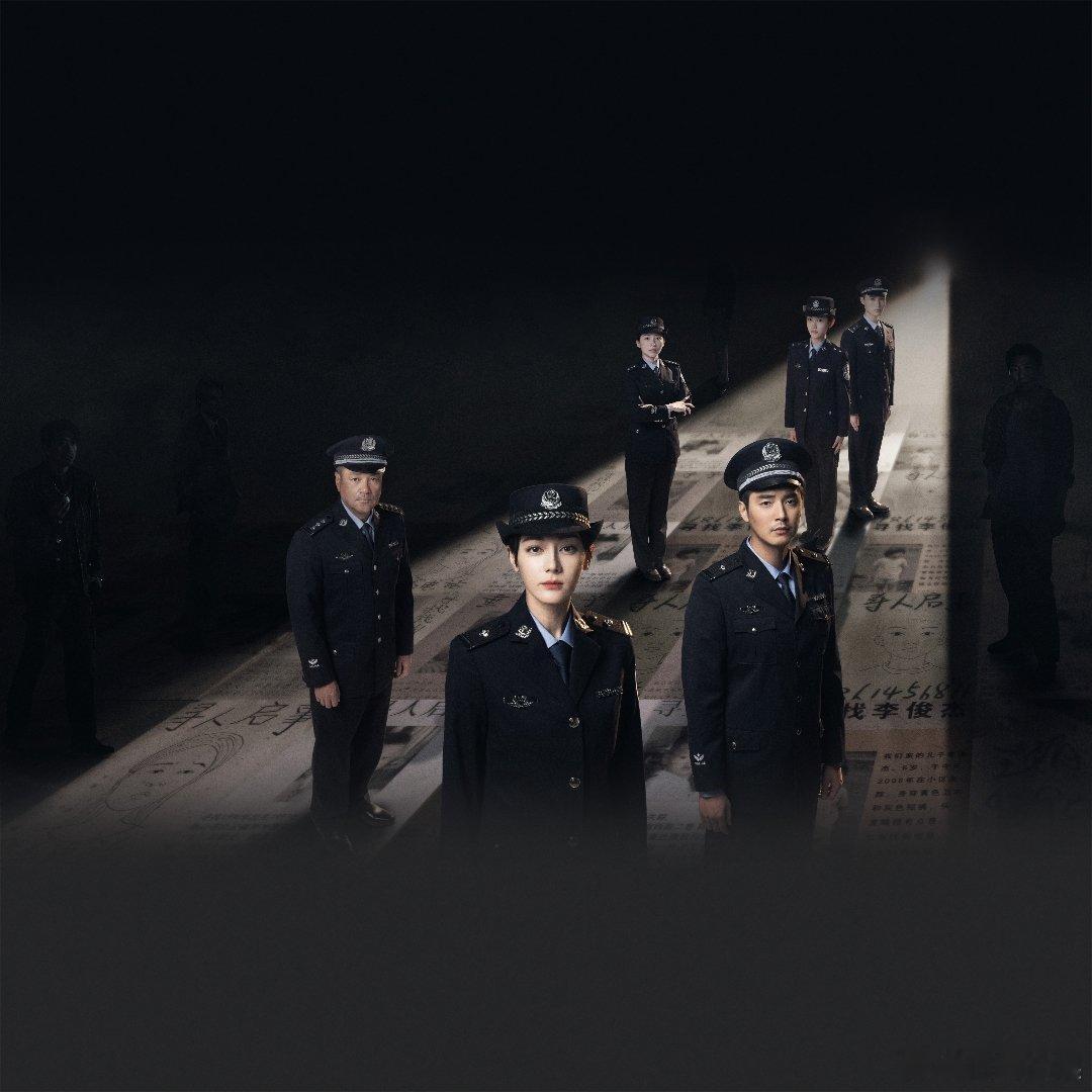 身边粉丝在聊两部剧的接续，《利剑玫瑰》的余温还在，《生万物》的期待已悄悄升起，杨