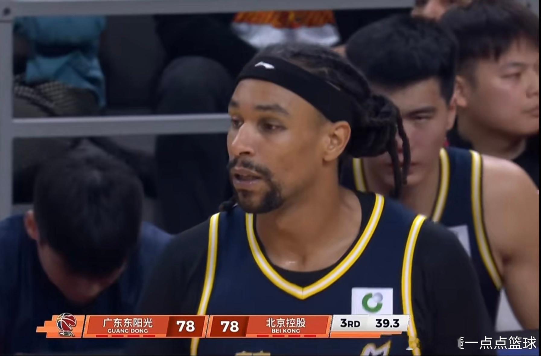 第三节比赛打得相当胶着，两队比赛交替领先，目前三节打完，广东男篮与北控男篮打成8