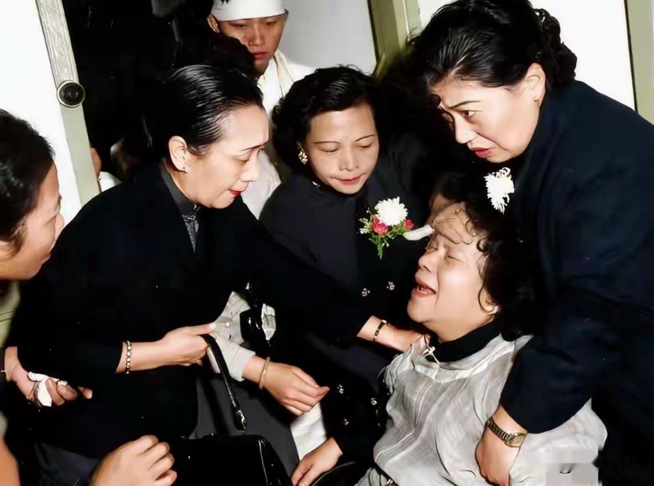 这是军统大佬郑介民葬礼上的一幕，时间是1959年。这一年12月11日，郑介民在台