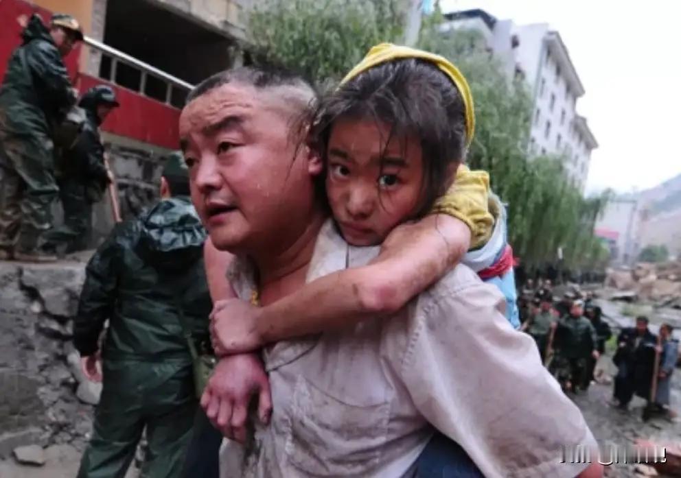 汶川地震中的父爱情歌：永不放弃的希望之光 2008年汶川地震如恶魔一般袭来，那一
