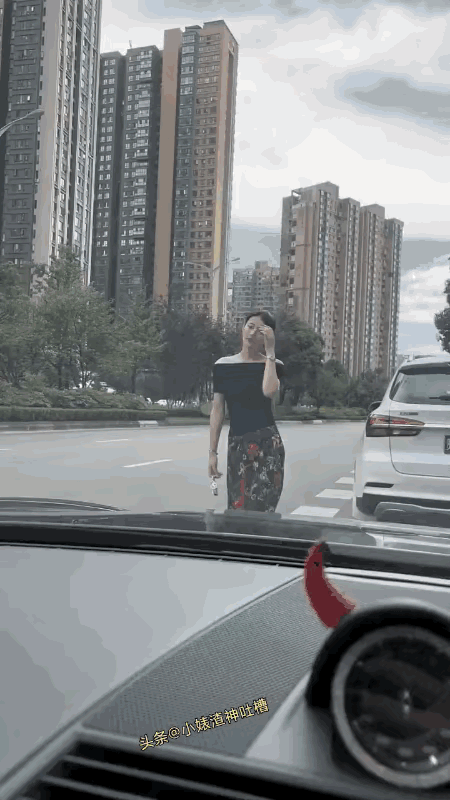 小姐姐这个坐近驾驶位的动作绝了。
一般人学不了。