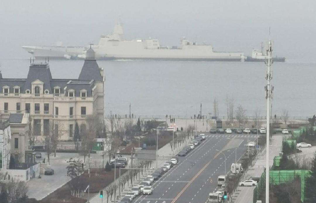 虽然一直觉得，
军舰不像官方拍的那么小，
但是也没想到，
居然这么大！
这个拍照