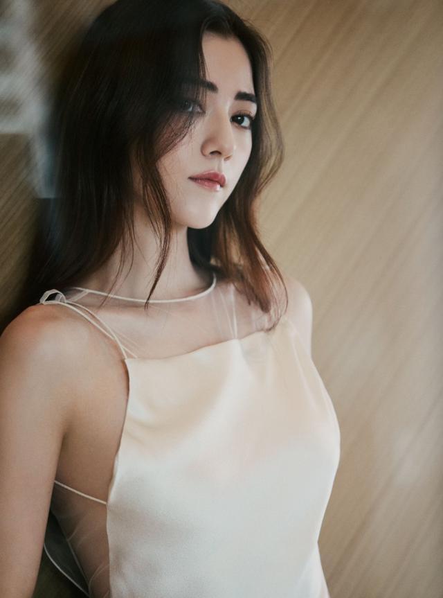 演员，娜然，在封神里扮演妲己，她待在剧组六年，观察了不少狐狸的视频，她说，感同身