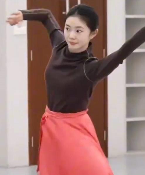 跳舞的刘浩存，舞姿轻盈灵动，气质干净脱俗，抬手转身皆是美感，温柔氛围感狠狠拿捏住