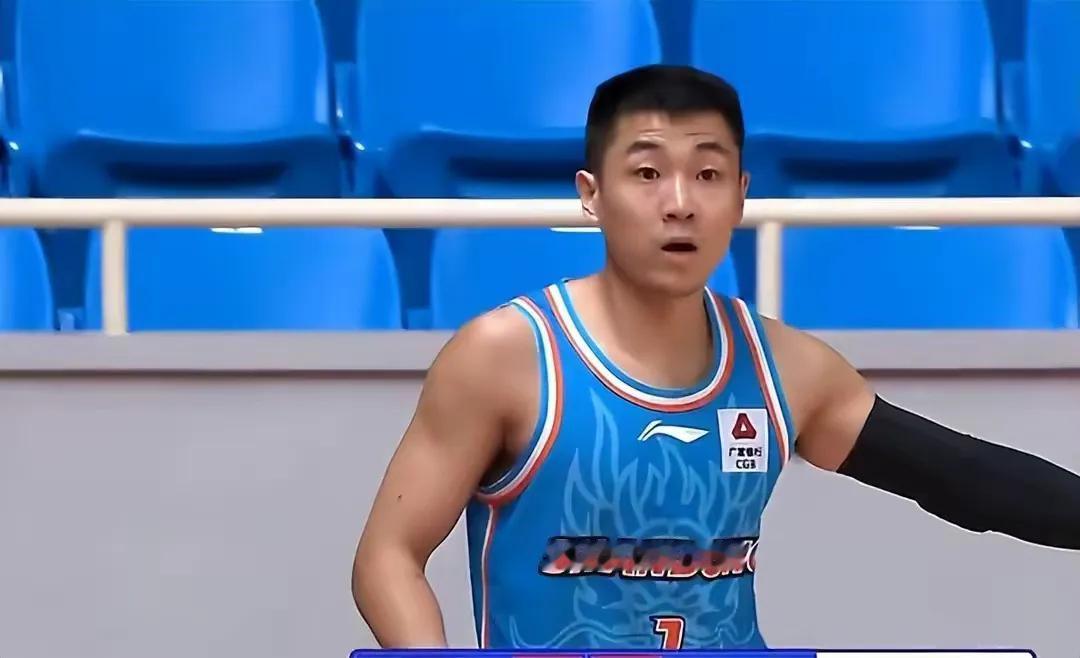 山东男篮这场球赢得一波三折，很不容易！
对手江苏队打得更烂。