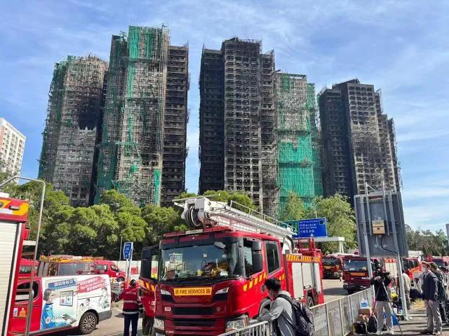 香港新界大埔宏福苑发生火灾，高楼大厦面目全非，此次火灾教训深刻！