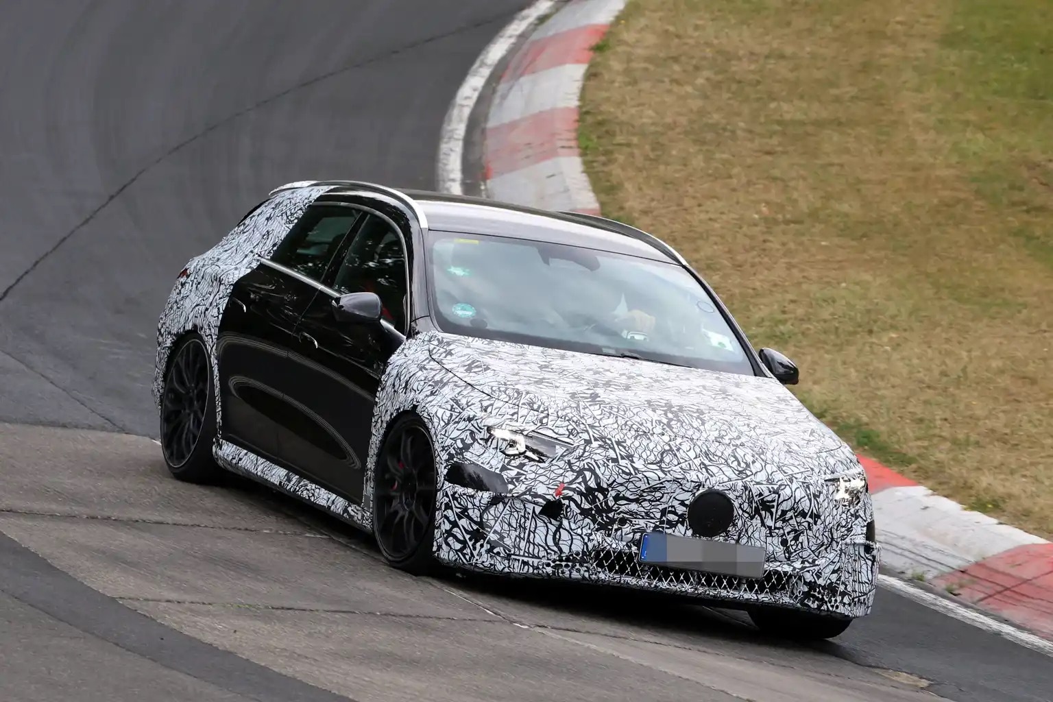 奔驰CLA 猎装的 AMG EQ款，三台轴向磁通电机四驱，544马力。 