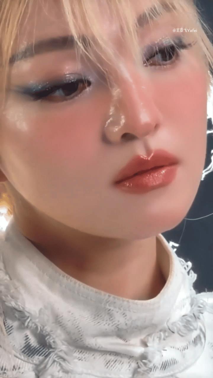  金发+碎钻眼妆，张韶涵完全就是从漫画里走出来的战姬！王亚飞给张韶涵化的银翼战姬