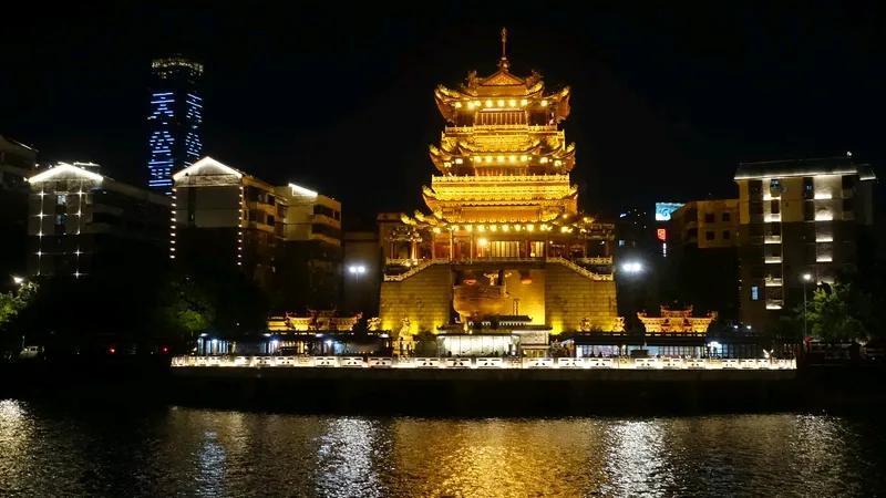 人心向佛拜金塔，岂知世上最多花。树木挺挺傲风雨，池水波波映彩霞！