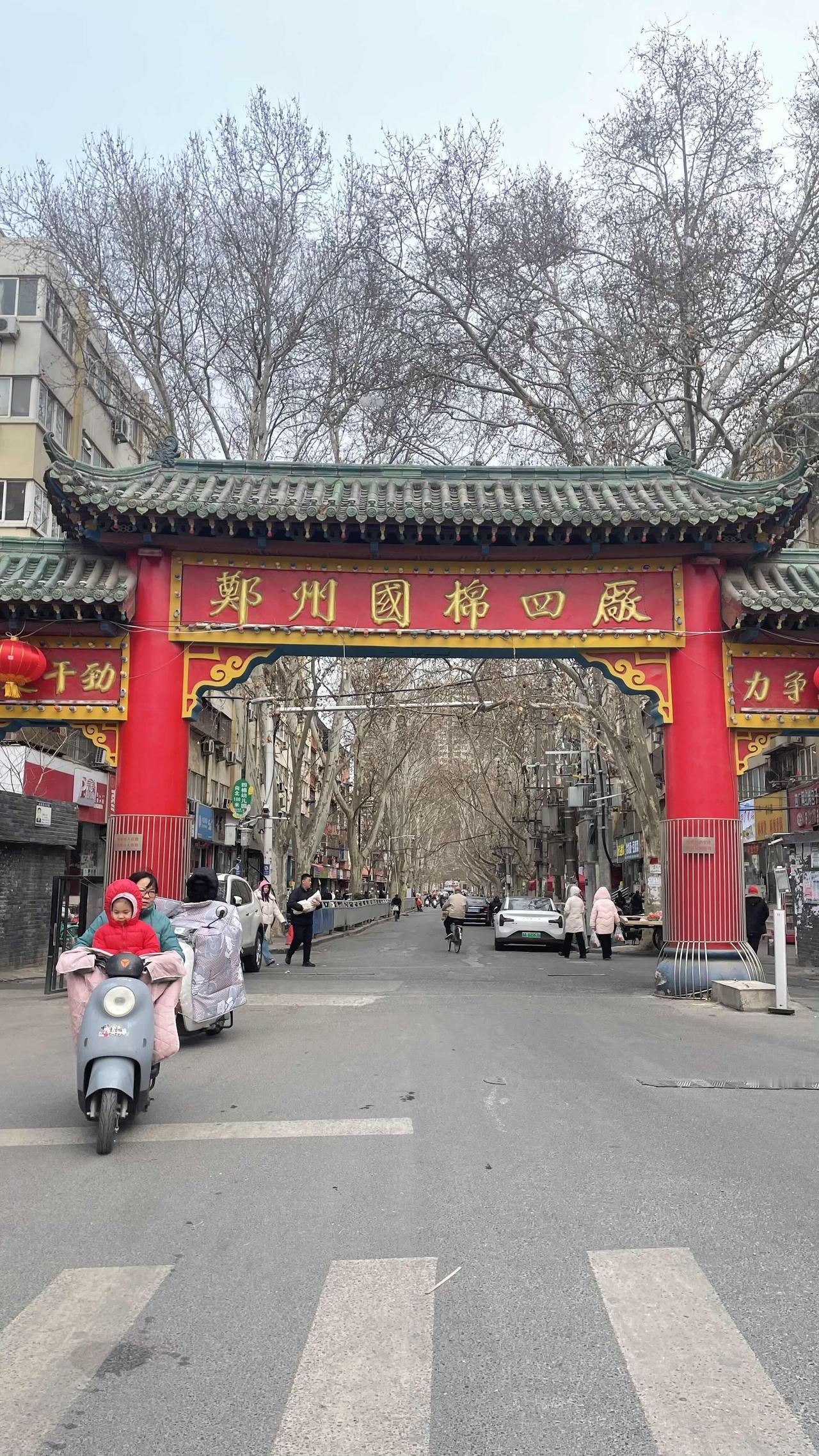 马上快过年了，郑州国棉四厂家属院农贸市场，很多西郊市民排队买年货，路上人头攒动，