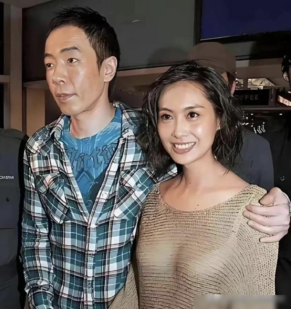 刚有网友在东京涩谷的黑胶店，撞见了当年的紫霞仙子朱茵和黄贯中。
54岁的朱茵剪