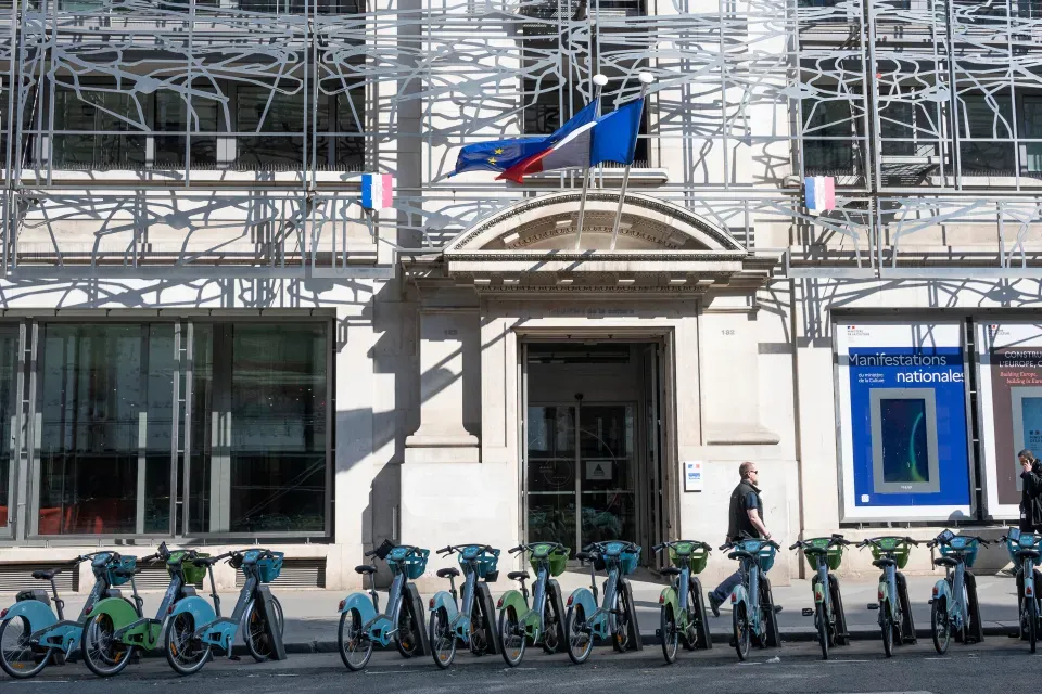 【法国政府高官给240名女性求职者，暗中下利尿剂，“让她们生理失控”】 法前官员