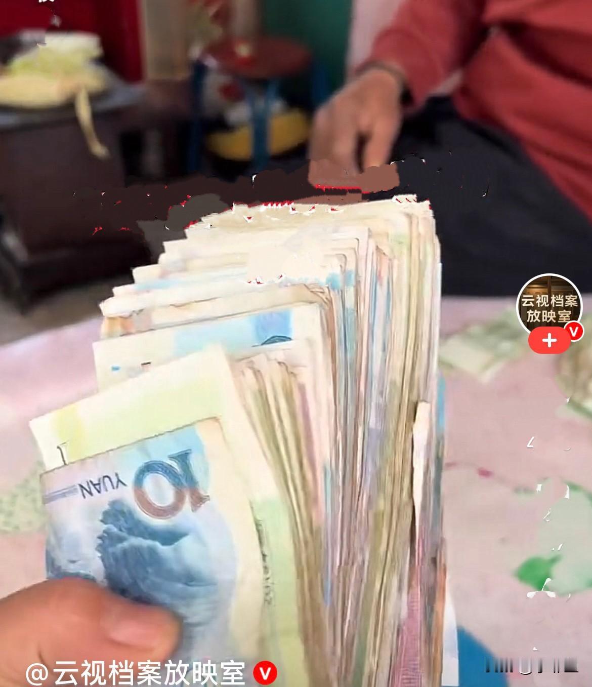 今天大年初七了，纵使万般不舍人们也要各自返回工作岗位……
      四川一女子