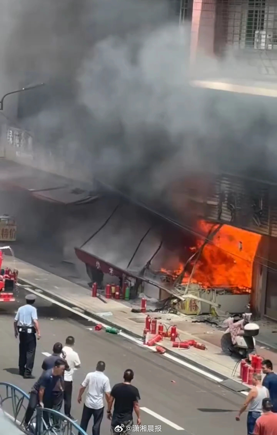 【#福建一临街店铺冒出熊熊大火#，#当地回应临街店铺冒出熊熊大火#：大约二十分钟
