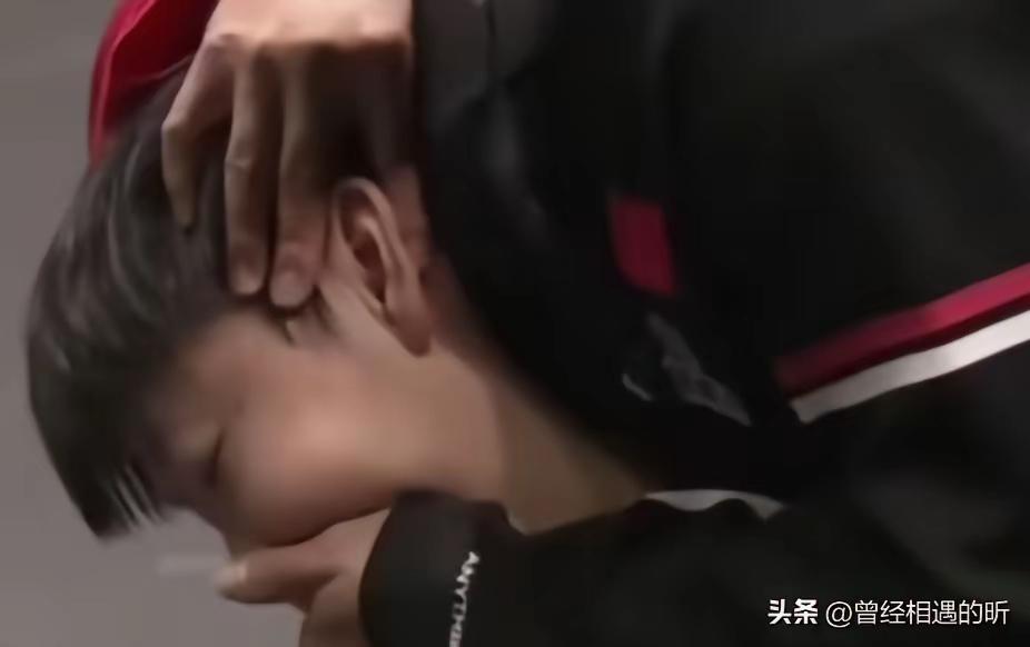 赛前
队医给莎莎调理身体
看莎莎痛苦的表情
就知道她的身心
都承受着巨大压力！