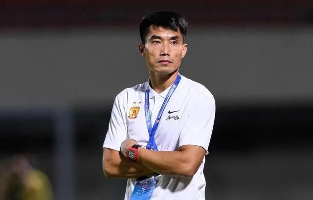 为什么大家都不喜欢郑智了，按说从球员到助教郑智的名气还是蛮大的。说到底，还是中国