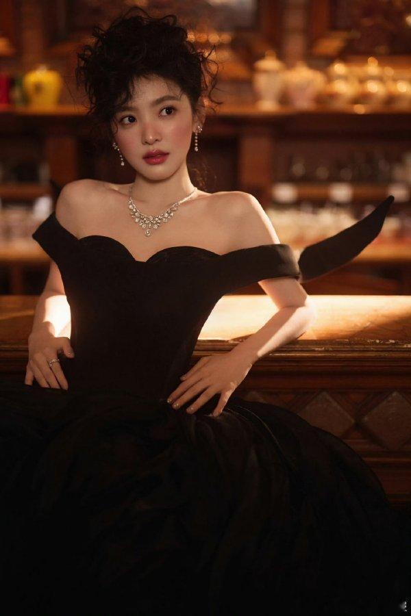 众星微博之夜红毯出发图上线，微醺妆点亮红毯造型，自然的晕染贴合肤色，让今晚的星光