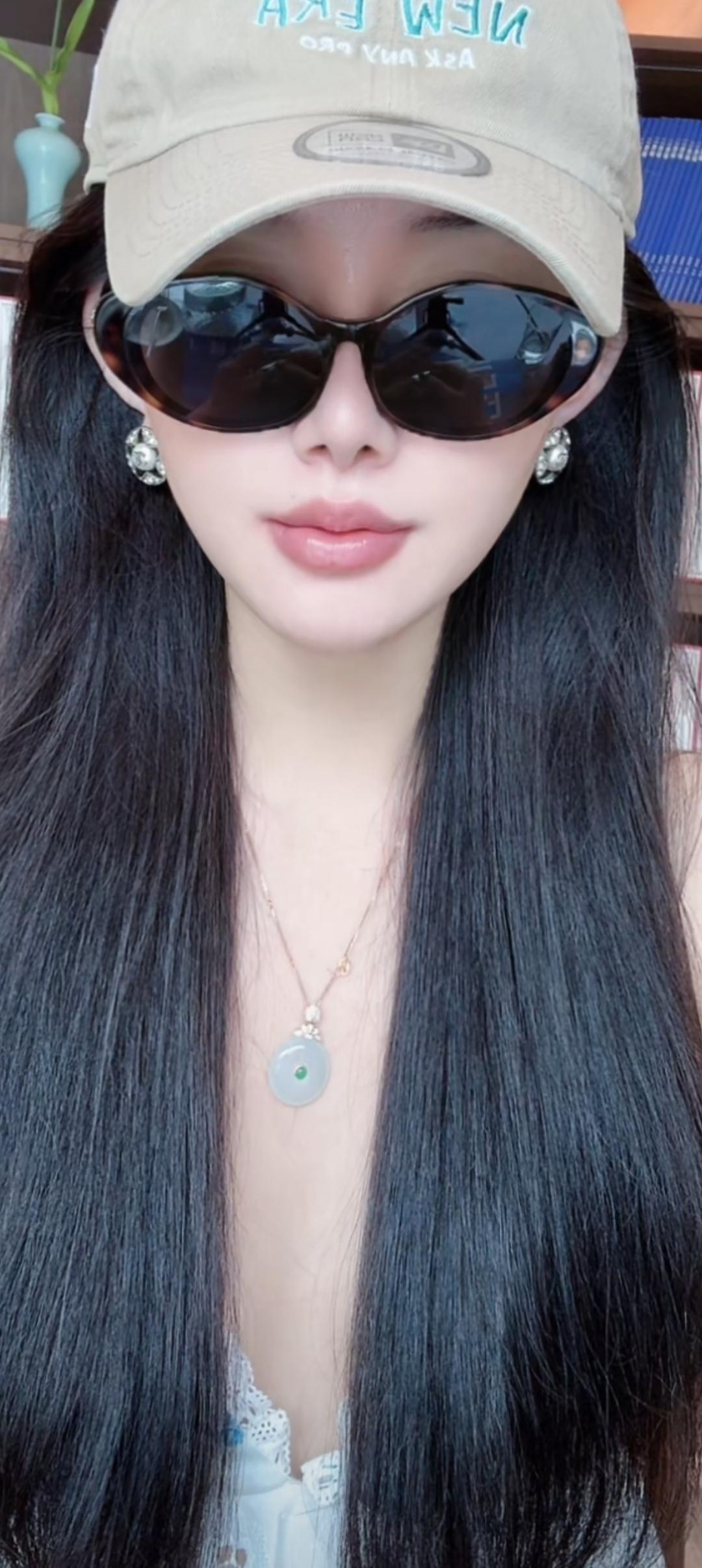 这姑娘戴着墨镜和帽子，真酷！