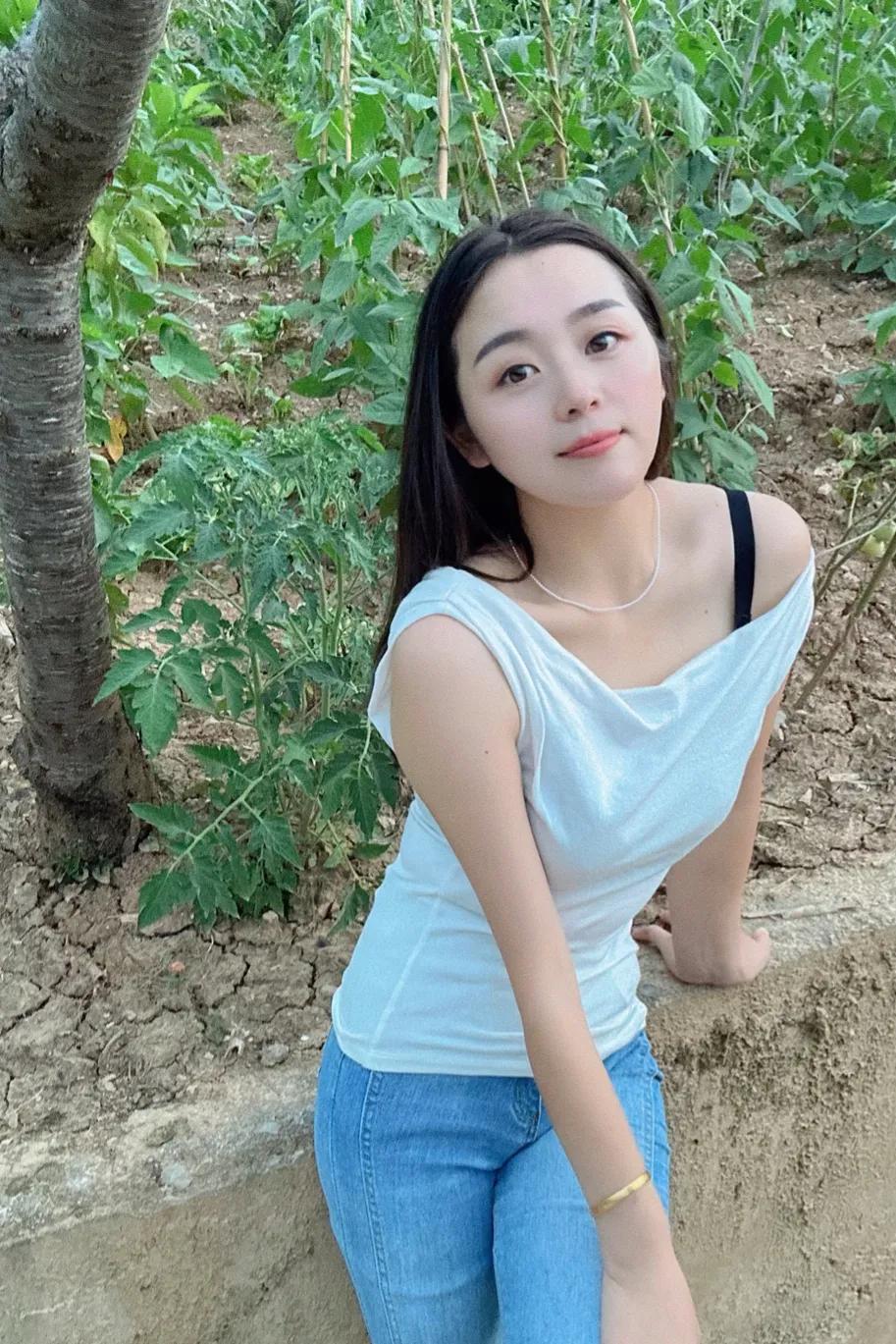 到晚秋的菜园拍个照，臭美一下。嘻嘻