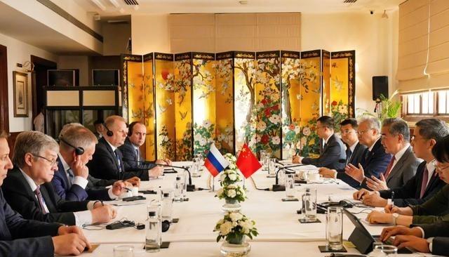 谈成了， 俄罗斯 答应中国。王毅在 新德里 与 绍伊古 密谈，当面敲定三件大事，