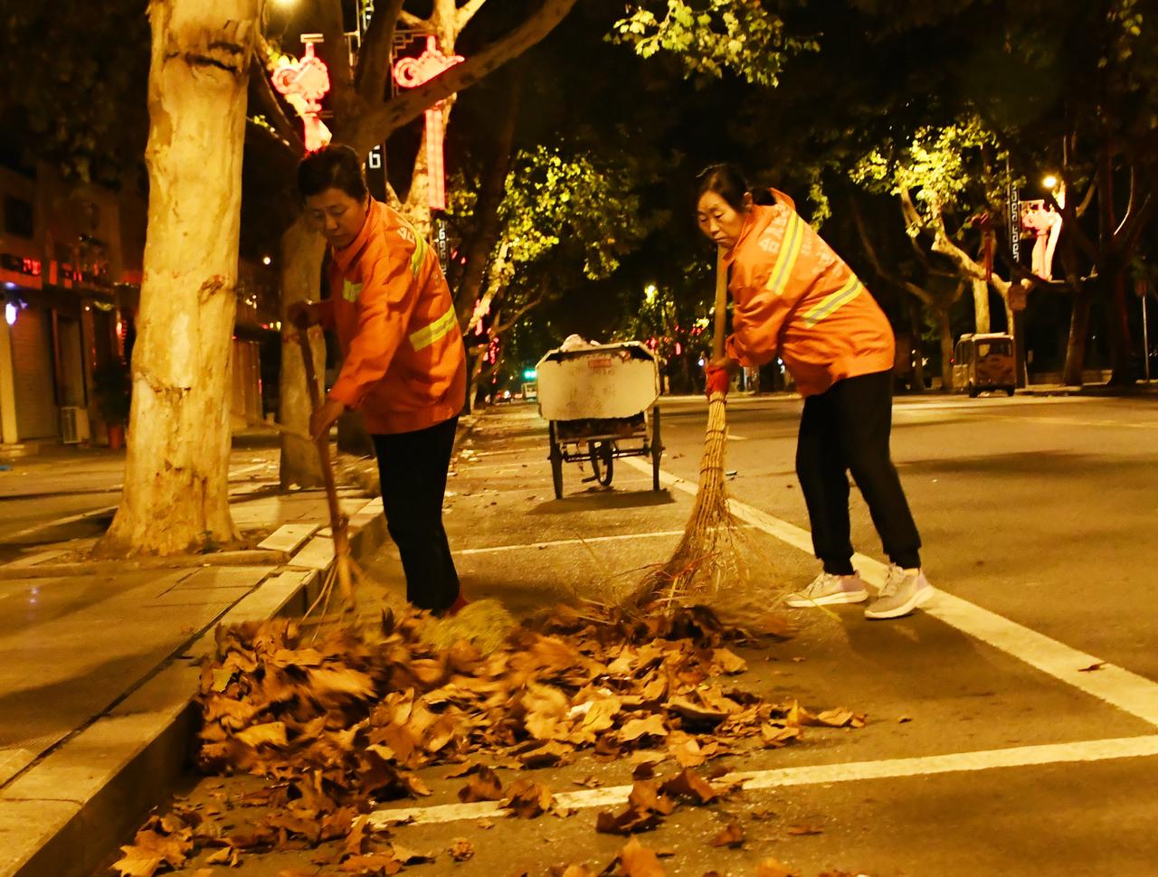 2人扫地4人拍：镜头该对准实效还是“痕迹”？
 
山东招远“2名环卫工清扫、4人