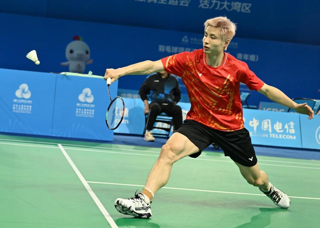 石宇奇在意外不敌李卓耀后，并没有气馁。
下一场比赛对阵湖北队的朱轩辰，给20岁出