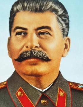 1961年，斯大林坟墓被挖开，军官们将其从水晶棺中抬了出来，迅速剥去他军服上的金