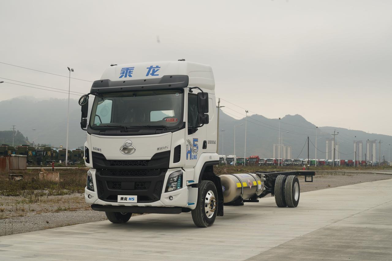 乘龙H5 LNG大单桥卡车，配备专属“龙芯动力链”，搭载320大马力发动机+8档