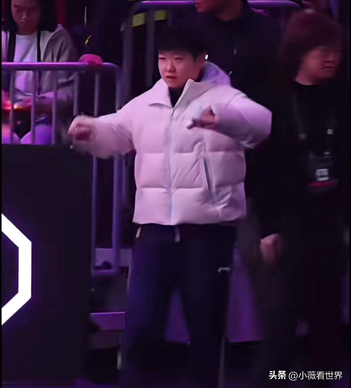 看到她跑出场的那一刻，全场沸腾了！WTT重庆冠军赛决赛时刻，莎莎也坐在队员旁边，