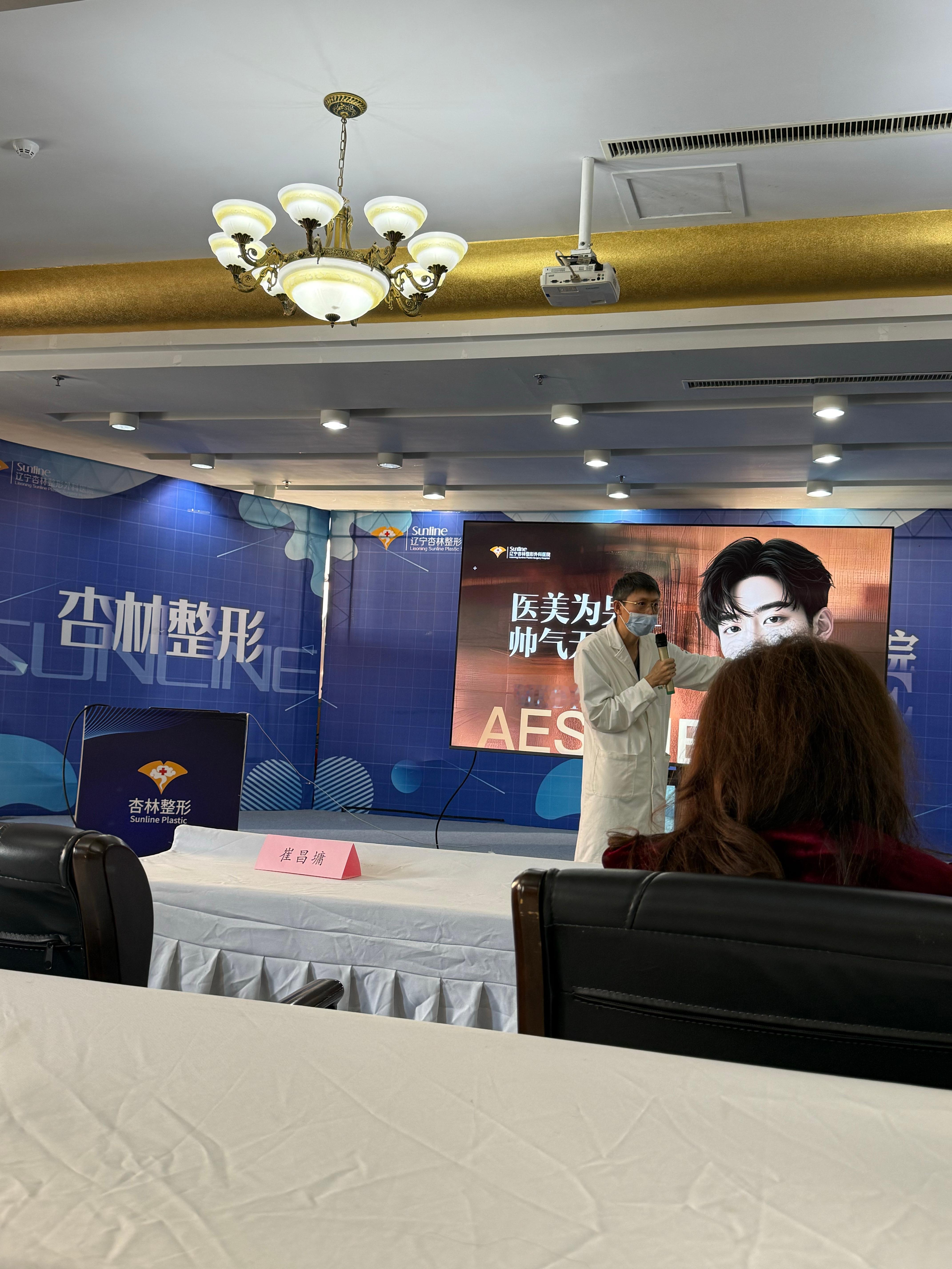 昨天睡了三个小时起大早来杏林听开会今天还是只睡了三个小时搬家 现在手机里还有至少
