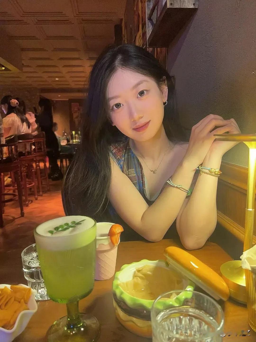 第一次见面吃个饭，她为什么总盯着我看？