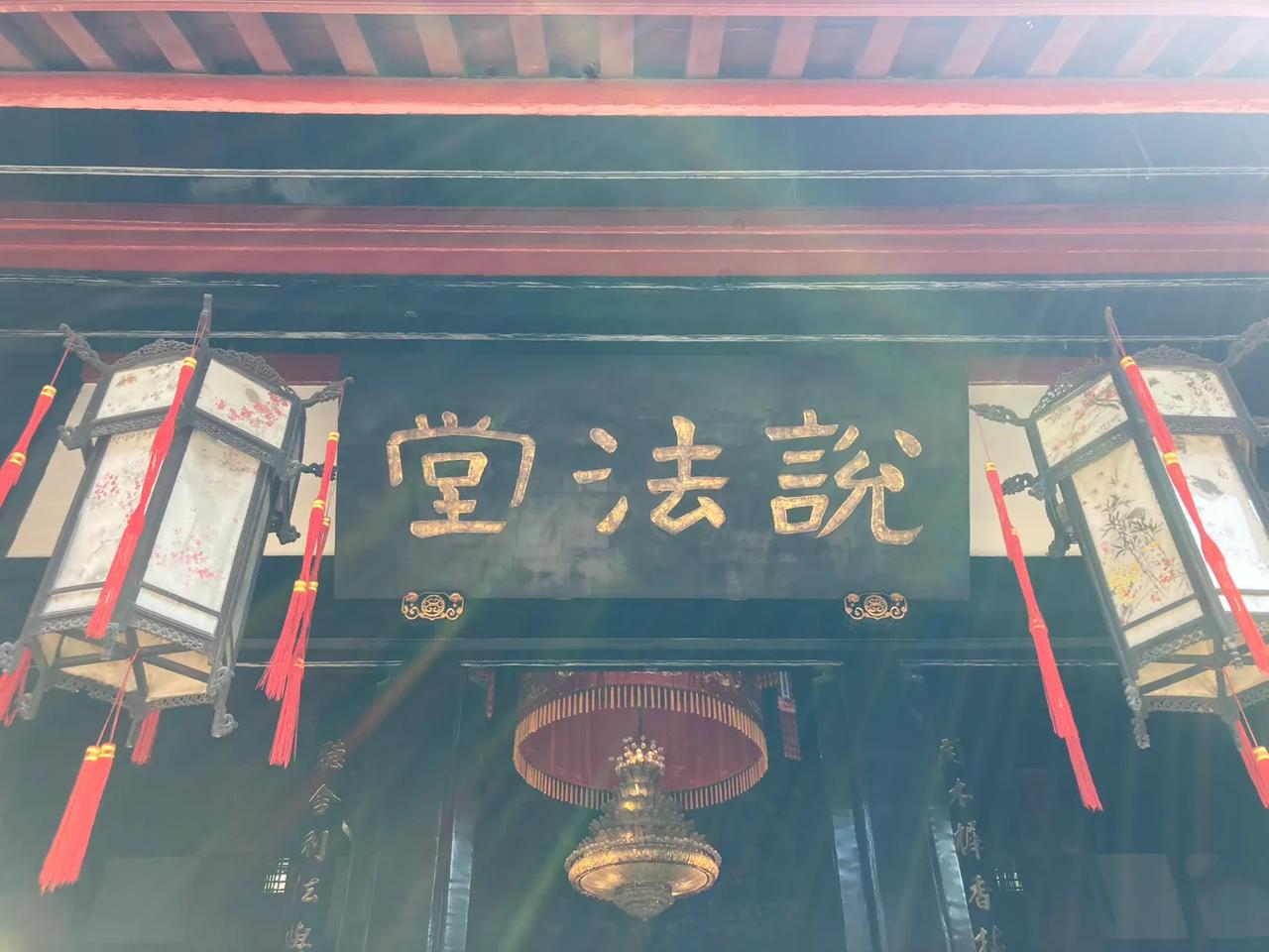 很多同事朋友或是告诫我朋友圈说话要小心，或者表扬我很勇敢。我其实很诧异于他们的反