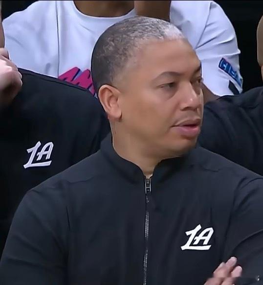 泰伦卢半场投降如果有同样喜欢快船和支持中国男篮的朋友，我狠心疼你