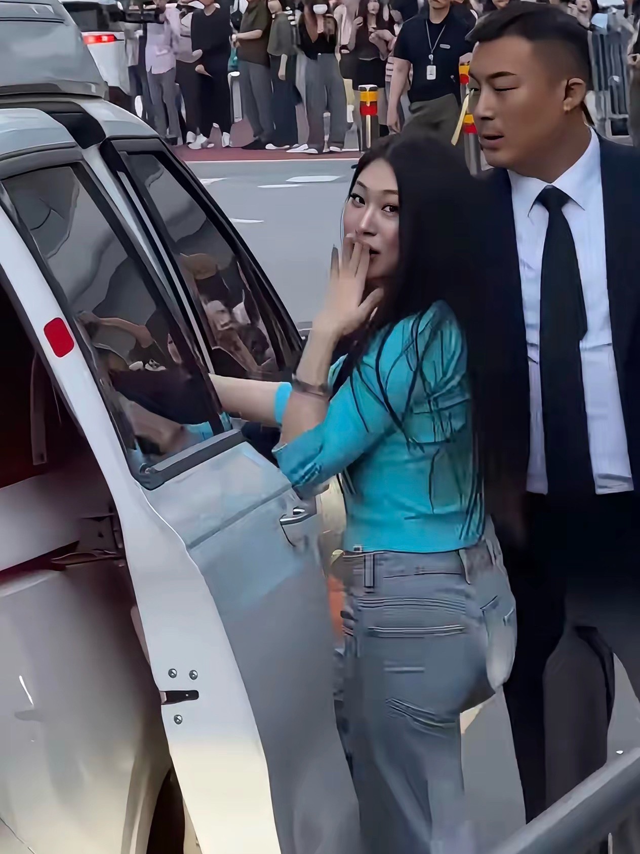 不是什么人都能吃娱乐饭的，哪怕小沈阳两口子追着喂，估计这丫头也难翻身…… ​​​