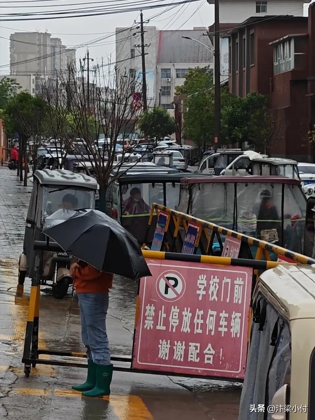 您能看的出来，这是古城开封的哪条街吗？
预报了几天的雨，今天终于算是下来了。短短