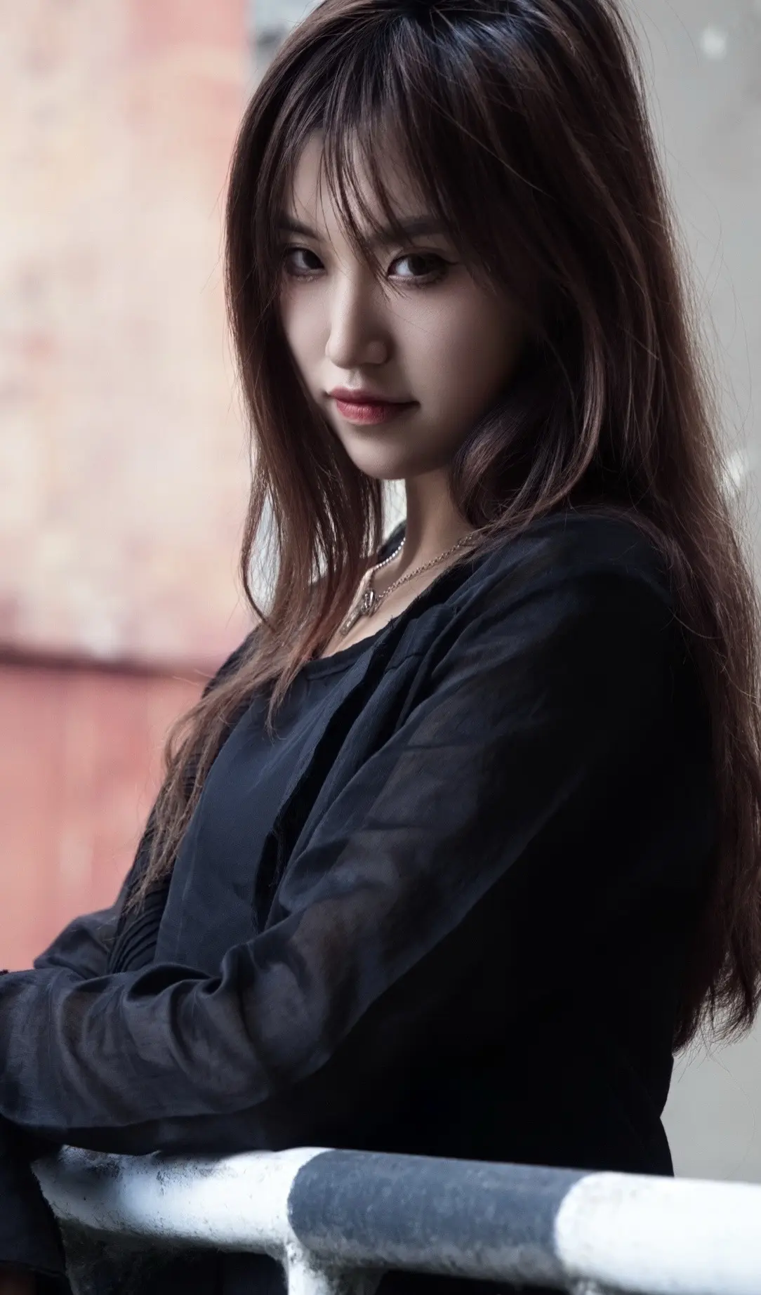 在斑驳背景里，看见内心的褶皱与光！