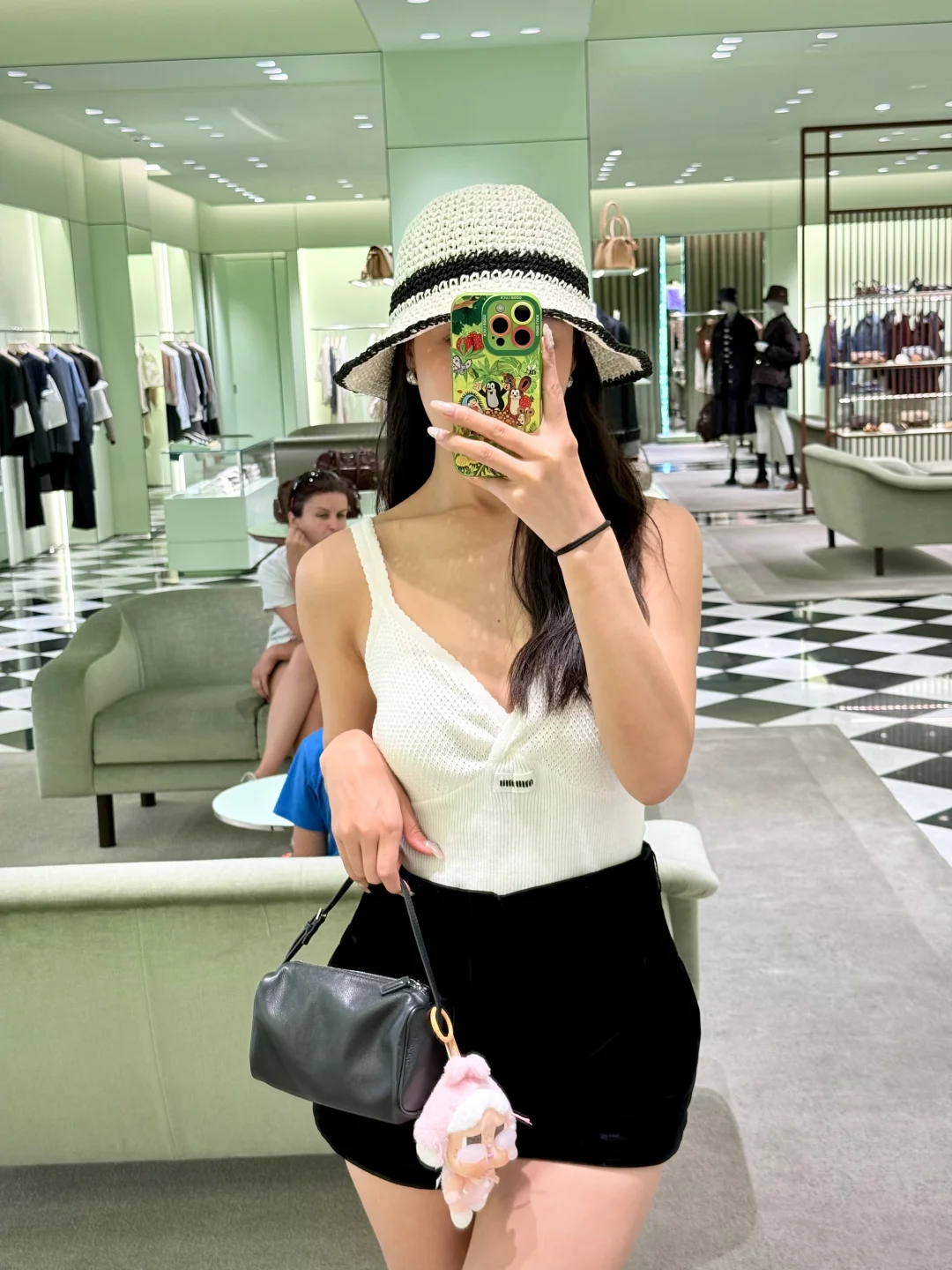 miumiu女孩儿的这套黑白穿搭喜欢