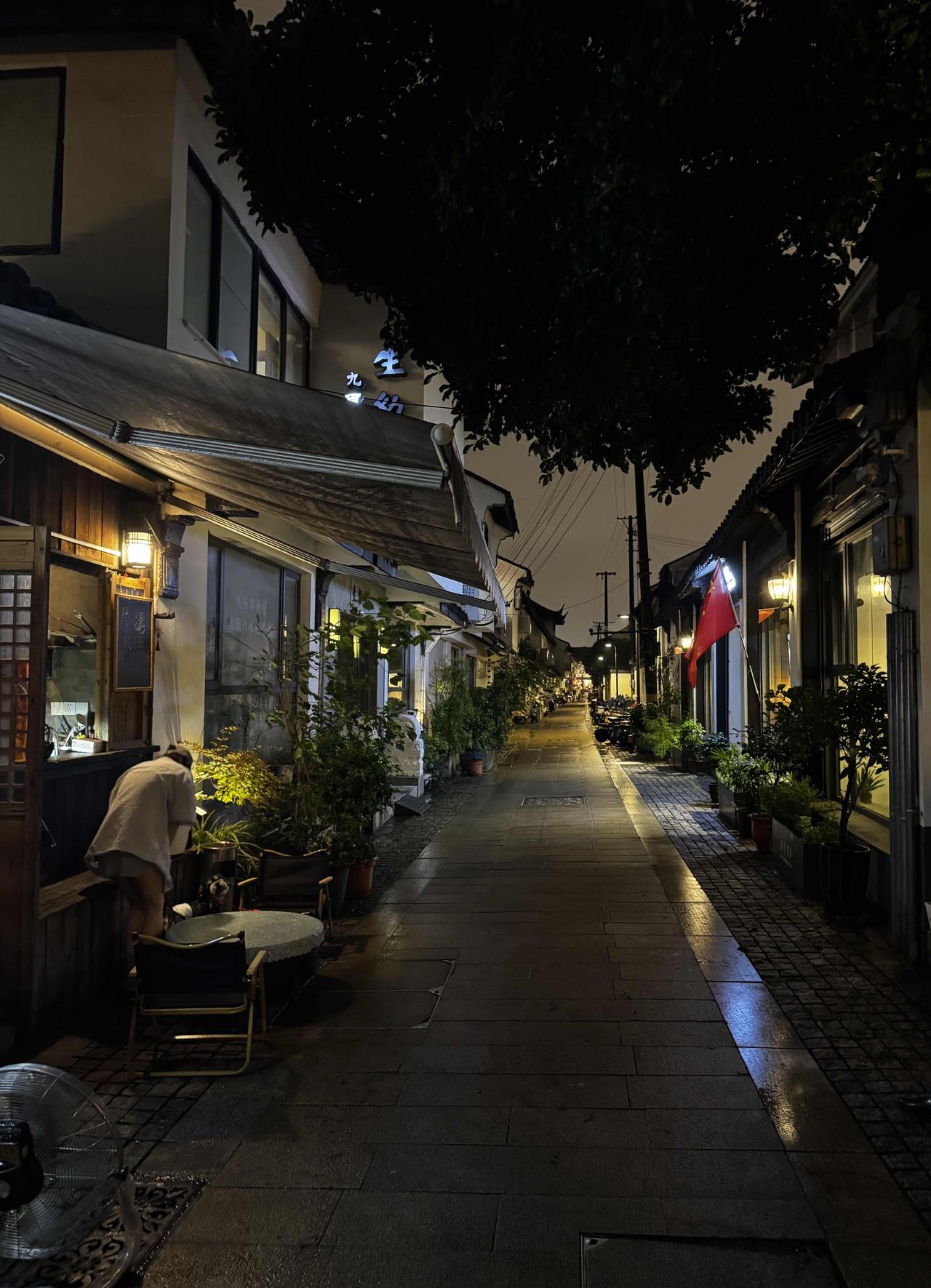 石板古街随手拍雨夜姑苏小巷，灯火温柔，烟火漫过悠长古街，静享人间慢时光。