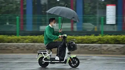 下雨天，看到有人打着伞骑电动车，我就纳闷了：他们不知道这样很危险？他们不知道有一