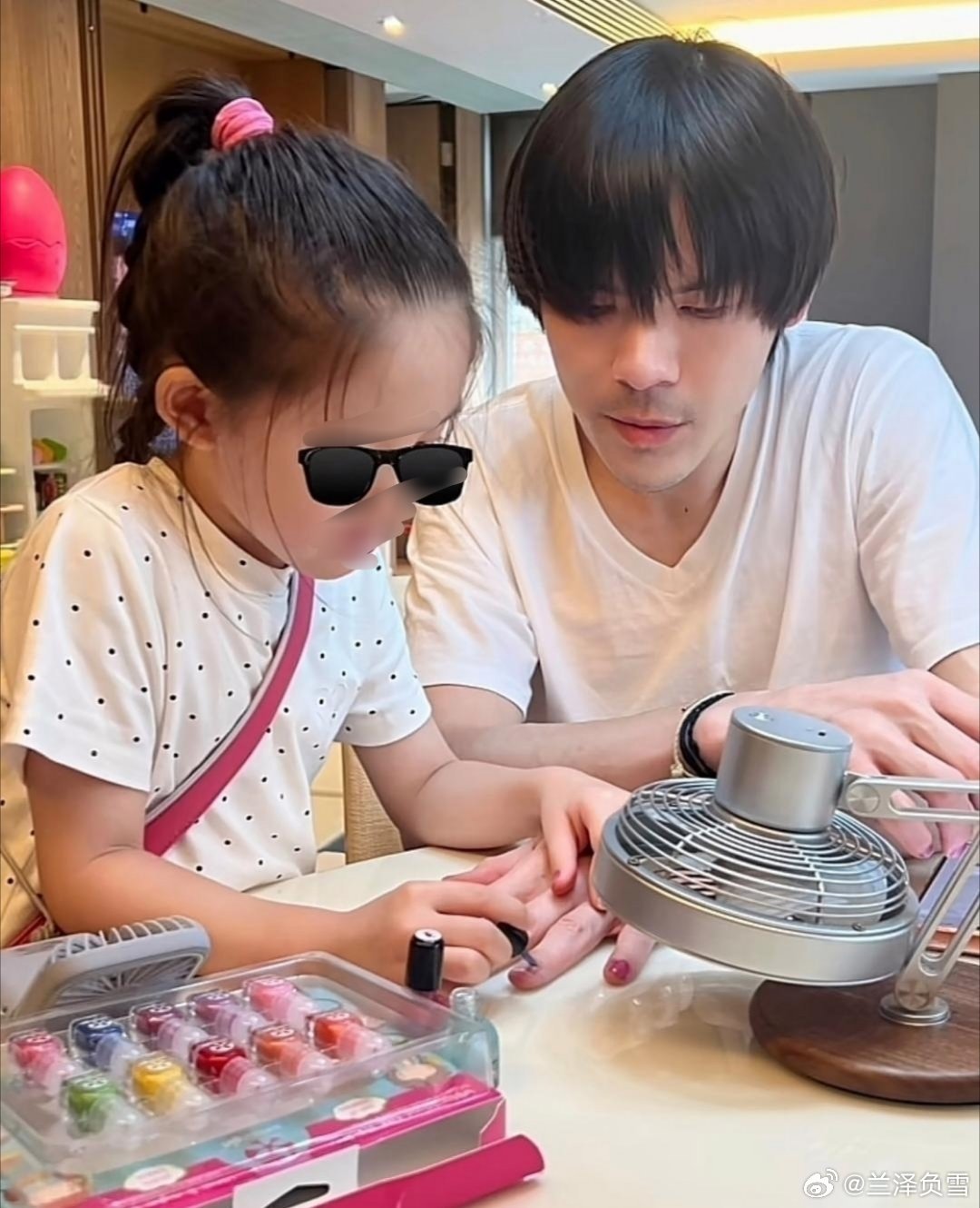 向佐晒一对儿女近照，真是幸福的一家子！话说，向佐的女儿和儿子同框给人一种姐妹的既