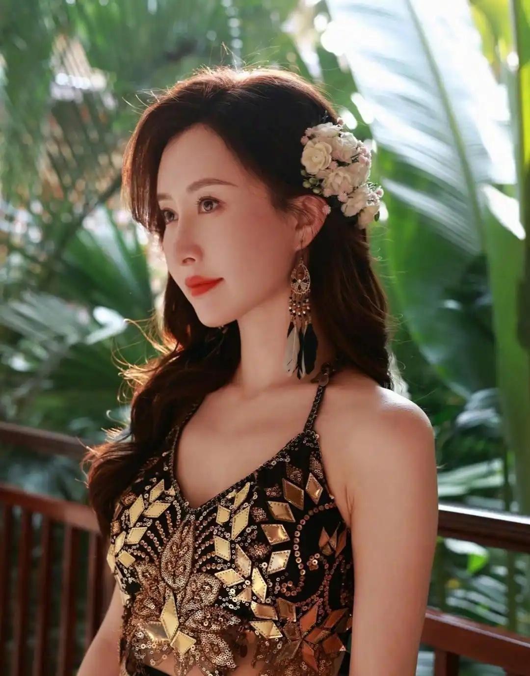 一个漂亮的小姐姐在花丛中拍照。真的是太漂亮了户外少女拍照 花丛氛围感写真