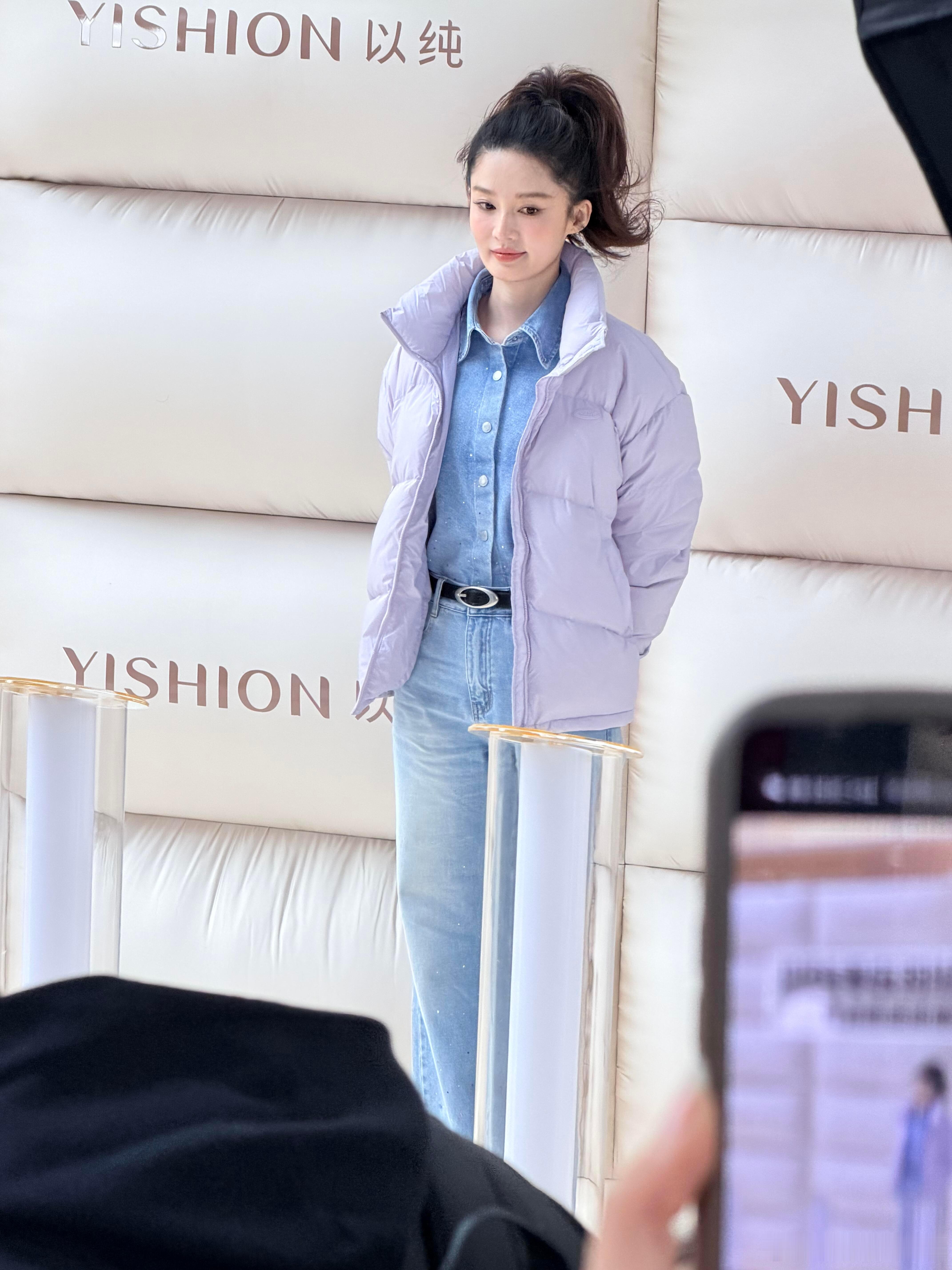 这么普通的衣服，穿李沁身上这么出彩，真的全靠脸撑着！ 