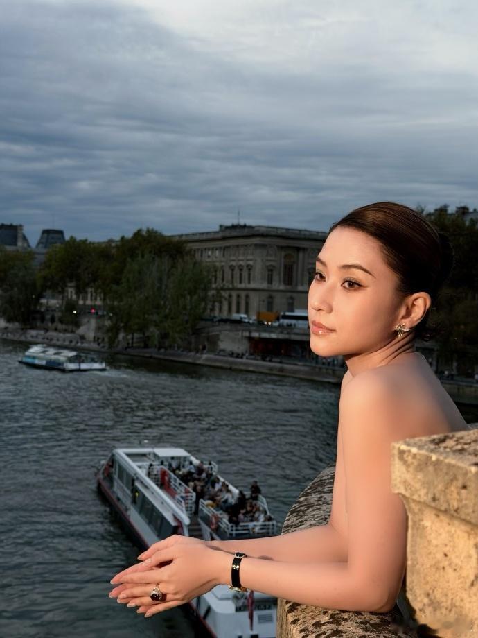 何超莲VOGUE真的在打电话本来脑补是精心策划的时尚桥段，何超莲VOGUE红毯只