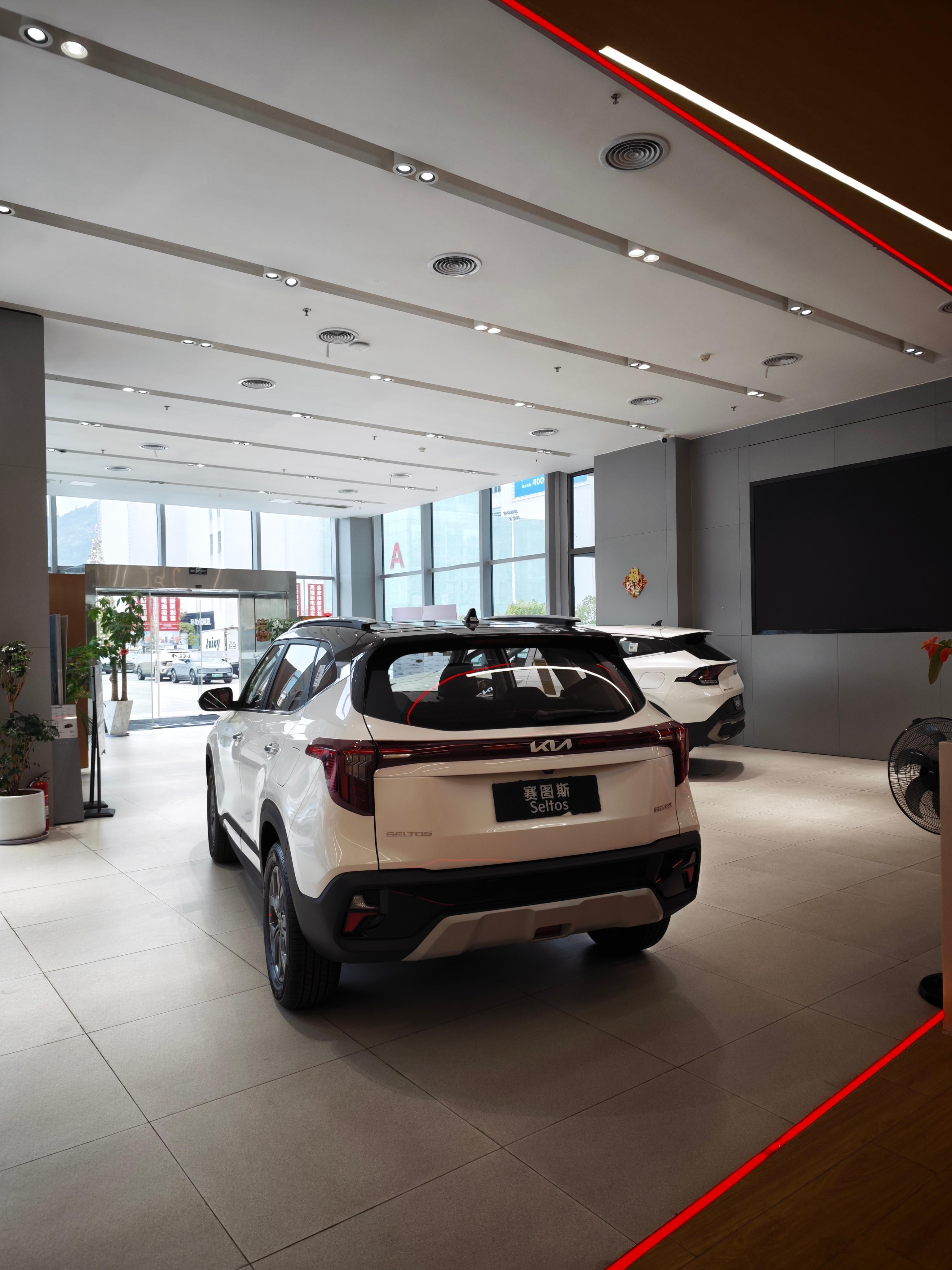 9点营业的4S店，8点52分门口还是图1这样的，反复观察我才确认它没有倒闭店内还